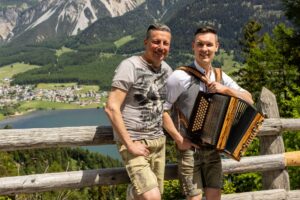 Jörg Augenstein feiert mit Simon Wild: Chart-Power und 300 000 Youtube-Views