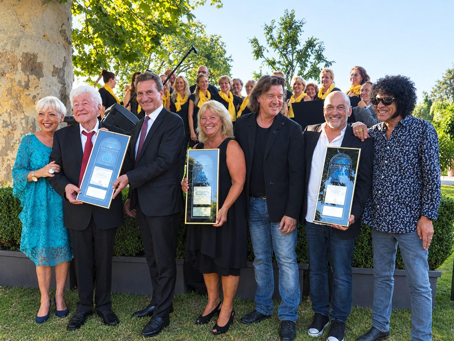 Verleihung des Impala Awards in Gold: Gotthilf Fischer, Managerin Esther Müller und Hans Derer mit ihren Auszeichnungen, dazu EU-Kommissar Günther H. Oettinger und Mungo Jerry